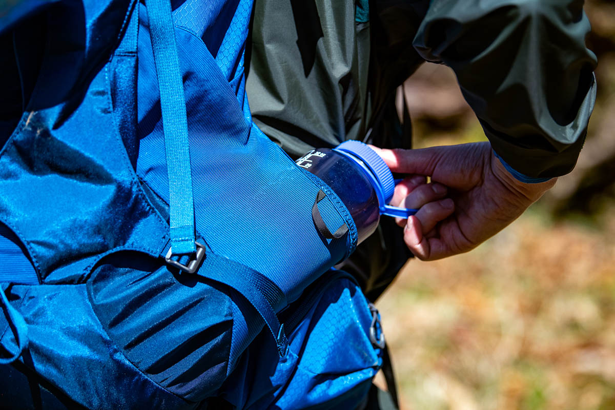 Backpack with water bottle side online holder